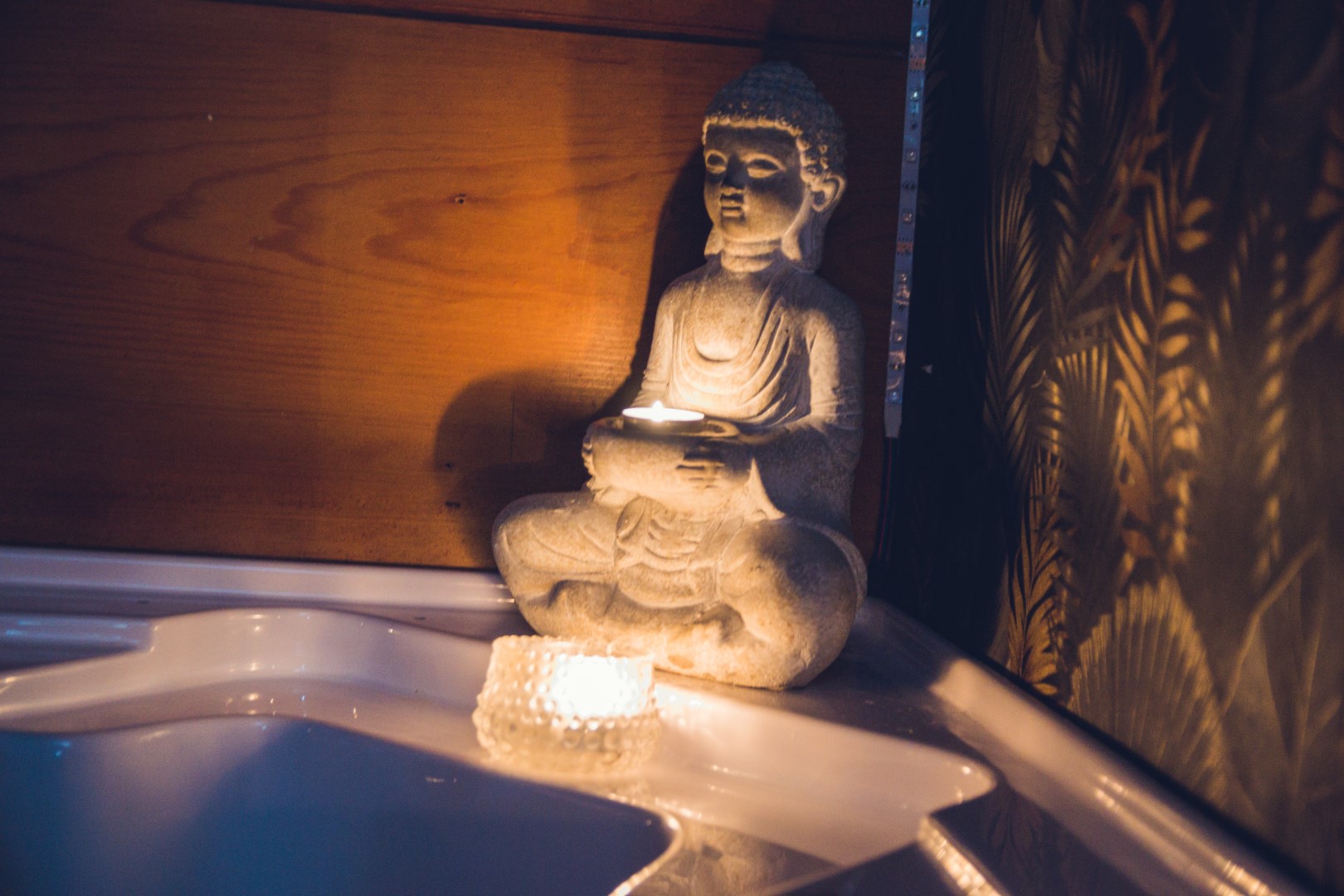 Ambiente relajante con luz suave de velas y aromas envolventes para una experiencia sensorial completa.